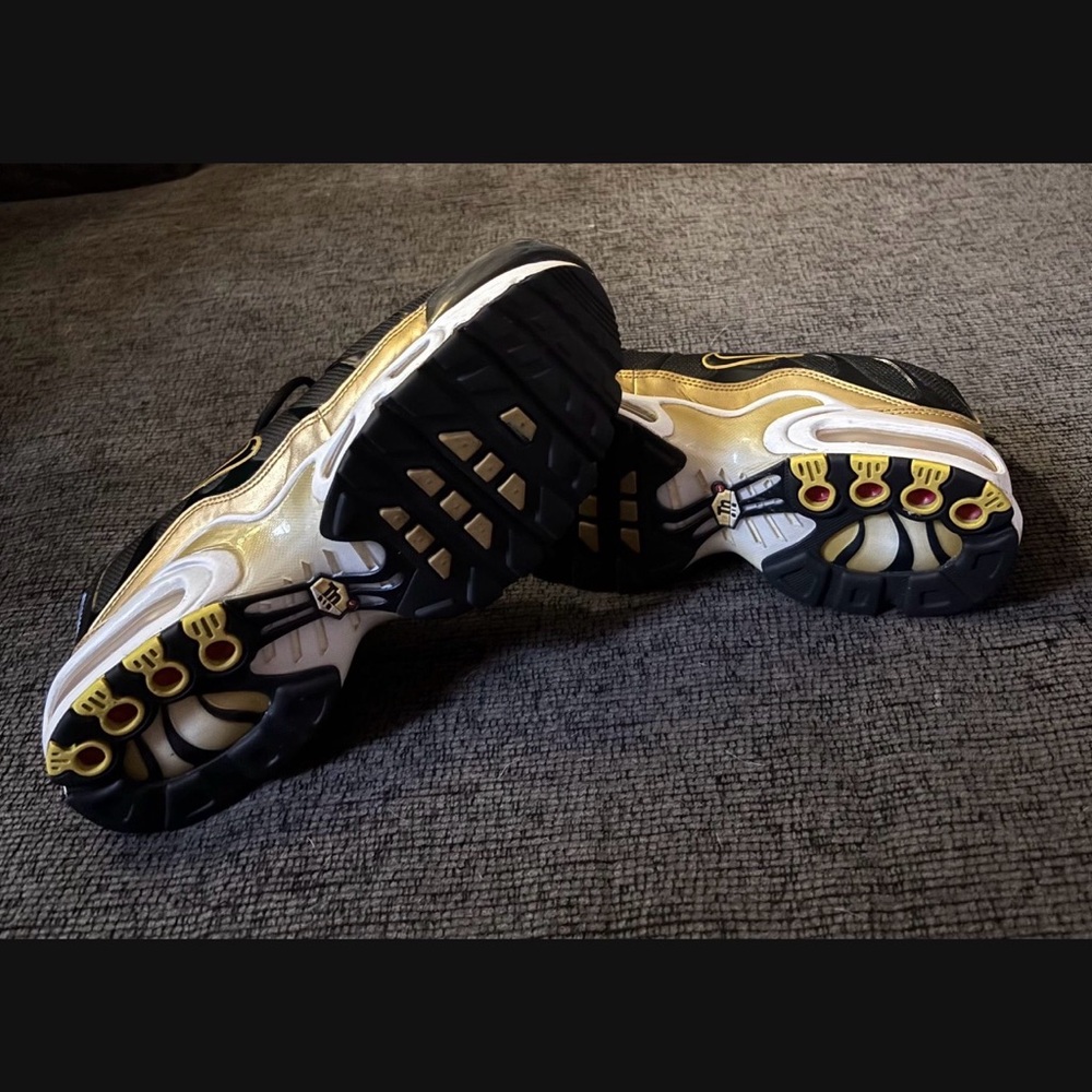 Nike Air Max Plus Sneakers Black & Gold Sz 7Y W sz 8.5 & M Sz 7 (Unisex) - Picture 5 of 5